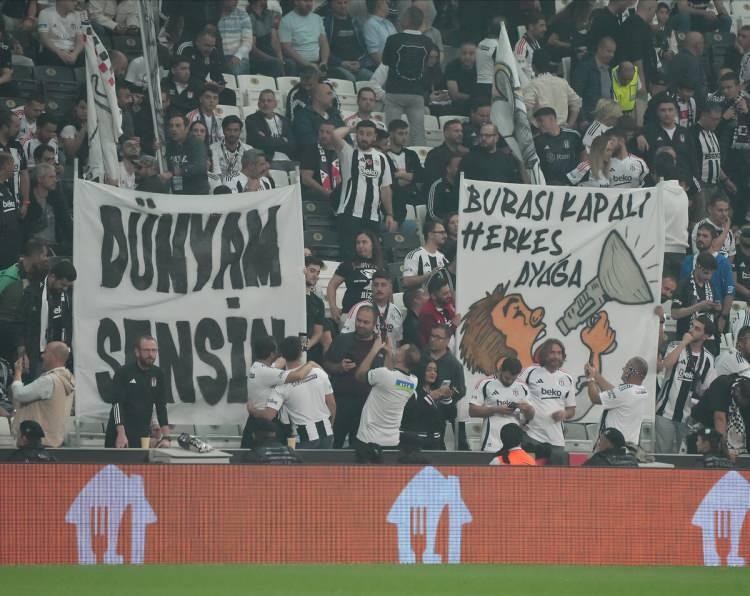<p>Almanlar, maç yorumlarında Frakfurt kalecisi Santos'un performansını ve Tüpraş Stadı'nın atmosferini ön plana aldılar.</p>