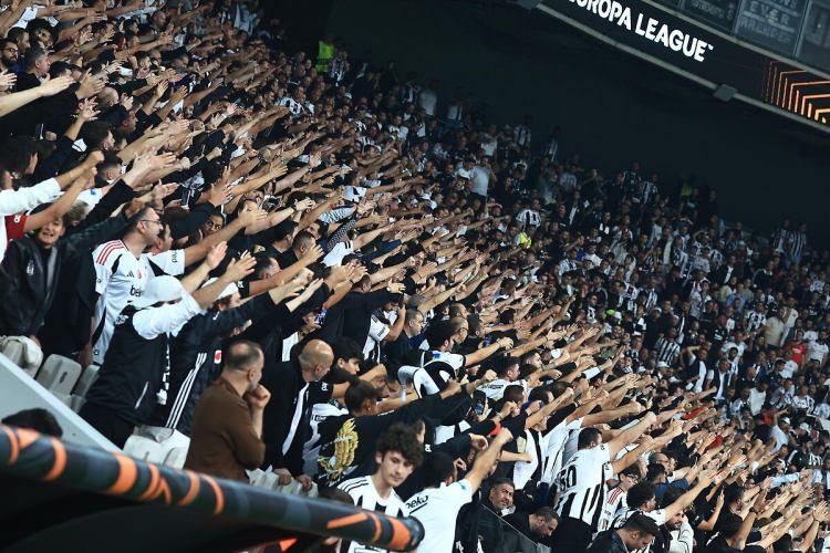 <p><strong>KICKER: "Eintracht, Beşiktaş'ta kendinden emin bir şekilde kazandı"</strong></p>
<p>"Eintracht Frankfurt özellikle mükemmel kalecisi ve gösterdiği güçlü deplasman performansı sayesinde Türkiye'de 3-1'lik galibiye elde etti."</p>
<p> </p>