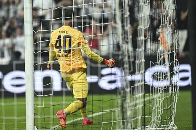 <p><strong>FRANKFURTER RUNDSCHAU: "Kaleci Santos ve çift vuruş sayesinde: Eintracht, İstanbul'un kazanında Beşiktaş'ı mağlup etti"</strong><br />
<br />
"Eintracht Frankfurt, Beşiktaş'a karşı İstanbul kazanında hak ettiği 3-1'lik galibiyeti kutluyor. Ancak Hessen'lilerin bunun için, bir hafta önce Viktoria Plzen'e karşı 3-3'lük beraberlikte hata yapan kalecisi Kaua Santos'a teşekkür etmesi gerekiyor.</p>