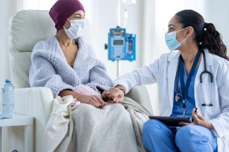 <p>Melittin, bal arısı zehrinin ana bileşenidir ve kuru ağırlığının yaklaşık %50'sini oluşturur. Anti-inflamatuar, antiviral ve antimikrobiyal özellikleriyle bilinen küçük ve güçlü bir peptittir. Melittin, hücre zarlarını parçalayarak etki eder ve bu da onu bilimsel araştırmalarda, özellikle kanser tedavisinde, kanser hücrelerini hedef alıp öldürebildiği yerlerde faydalı hale getirir.</p>
<p> </p>