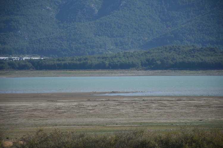 <p>İzmir'in su ihtiyacı Tahtalı, Balçova, Ürkmez, Güzelhisar, Gördes ve Alaçatı Kutlu Aktaş barajlarından ve yer altı kaynaklarından karşılanıyor. </p>
