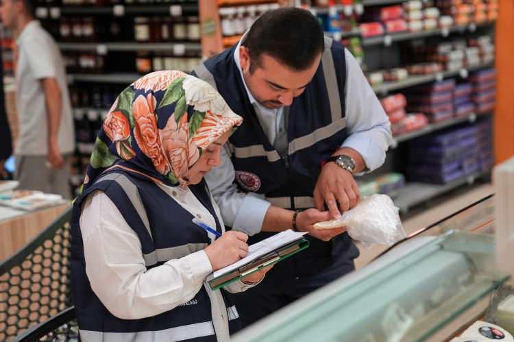 <p>İKİ KATEGORİDE ELE ALINACAK</p>
<p>Bugüne kadar olan eski sistemde; taklit veya tağşiş yapıldığı laboratuvar sonucuyla tespit edilen gıdalar ile kişilerin hayatını ve sağlığını tehlikeye düşürecek şekilde bozulmuş, değiştirilmiş gıdalar, bakanlık tarafından altı aşamalı bürokratik bir süreçle yönetiliyordu. </p>