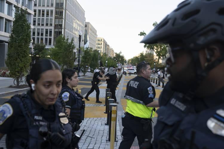 <p> İsrail'in Gazze'deki soykırımının protesto edildiği Washington'da, Beyaz Saray yakınlarında gazeteci olduğunu iddia eden bir kişi kendini yakmaya çalıştı.</p>
