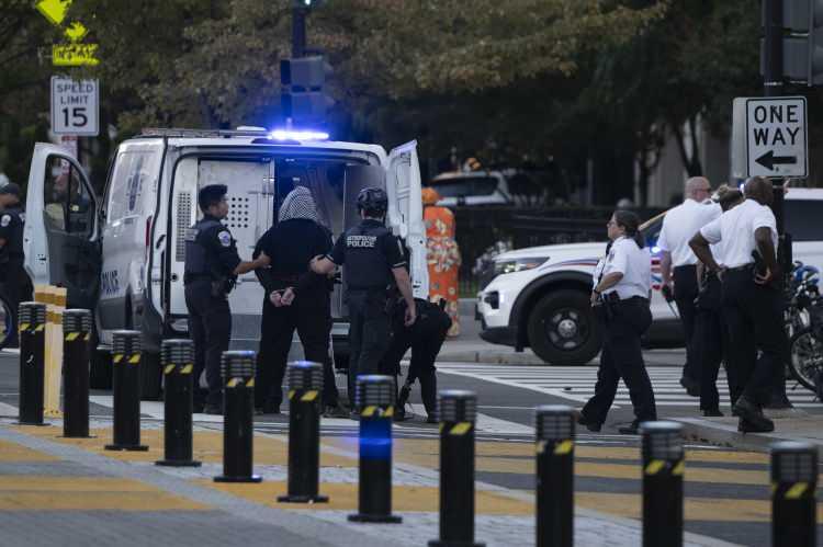 <p>Protesto alanında bir kişi su atarak ateşi söndürmeye çalışırken, polis de kendini yakmaya çalışan kişiye müdahale etti.</p>
