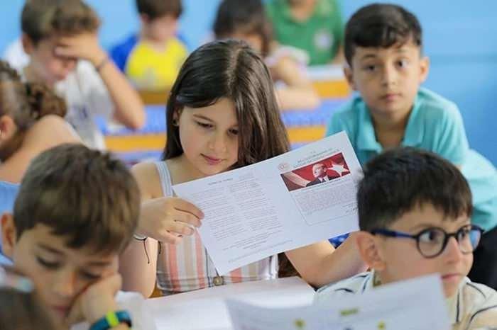 <p><strong>ABD Ulusal Ekonomik Araştırma Bürosu'nun açıklamasına göre, ABD'de çocukların okula başlama yaşı olan 6 yaş göz önünde bulundurulduğunda, Eylül ile Aralık ayları arasında doğan çocukların, yaz aylarında doğanlara göre daha büyük yaşlarda eğitime başladıkları ve bu durumun zeka seviyelerini olumlu yönde etkilediği düşünülüyor.</strong></p>
