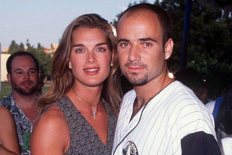<p>İki kez evlenen Shields, <strong>1997</strong>&rsquo;de <strong>Andre Agassi</strong> ile evlendi ve daha sonrasında &ccedil;ift <strong>1999</strong>&rsquo;da boşandı.</p>
