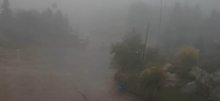 <p>Geçen yıl mevsimin ilk karının 16 Kasım’da düştüğü Uludağ’da, aralıklarla etkili olan yağmurun, yerini kara bırakması bekleniyor. Hava sıcaklığının en yüksek 9, en düşük ise 5 derece olarak ölçüldüğü Uludağ'da, yağış karla karışık yağmur şeklinde devam ediyor.</p>
<p> </p>
<p> </p>