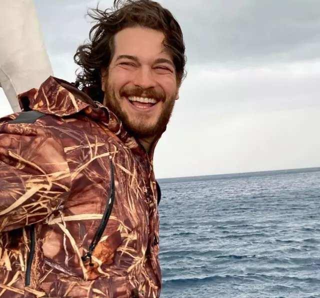 <p><em><span style="color:#000080"><strong>Son olarak Sümeyye Aydoğan ile başrolünü paylaştığı Gaddar dizisiyle televizyon ekranlarında boy gösteren Çağatay Ulusoy'un bölüm başı aldığı ücret ortaya çıktı. Duyanlar inanmakta güçlük çekti...</strong></span></em></p>
