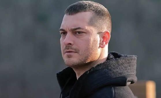 <p>Yakışıklı oyuncu Çağatay Ulusoy son olarak oyuncu kadrosunda Sümeyye Aydoğan, Onur Saylak ve Erdal Özyağcılar gibi isimlerin yer aldığı Gaddar dizisiyle televizyon ekranlarında yer almıştı.</p>