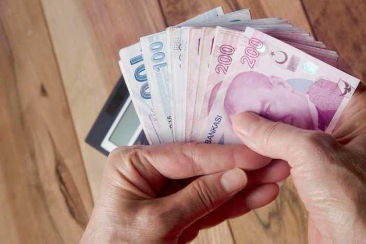 <p>Asgari ücrete yüzde 50'lik bir zam yapılırsa bu durumda 2025 yılı asgari ücreti 8 bin 500 lira artışla 25 bin 503 liraya yükselecek.</p>
