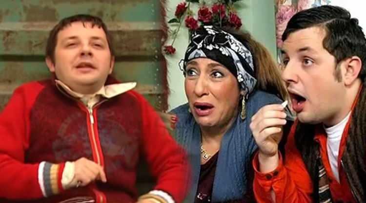 <p><span style="color:#000080"><em><strong>Hayat Bilgisi'nde 'Kopil' ve Cennet Mahallesi'nde 'Gudik Hasan' olarak tanıdığımız Serhan Arslan 21 yıl sonra ortaya çıktı. İşte Hayat Bilgisi'nin Kopil'i Serhan Arslan'ın son hali...</strong></em></span></p>