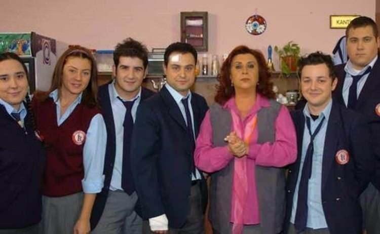 <p>Farklı projelerdeki performanslarıyla dikkat &ccedil;eken Arslan, T&uuml;rk televizyon d&uuml;nyasının sevilen y&uuml;zlerinden biri haline geldi.</p>
