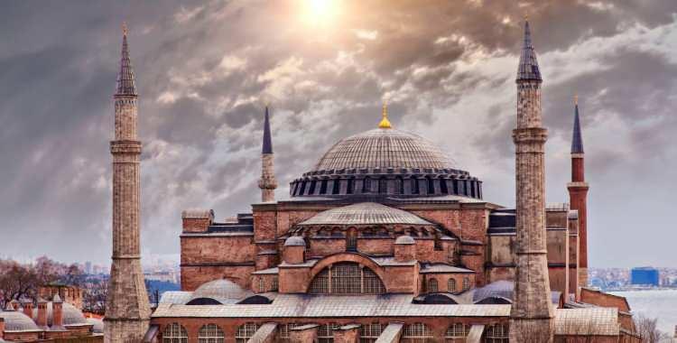 <p><span style="color:#B22222"><strong>AYASOFYA CAMİİ</strong></span></p>
