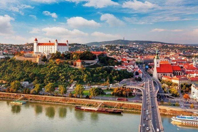 <p><span style="color:#FF0000"><strong>21. SLOVAKYA</strong></span></p>
<p><span style="color:#000000"><strong>Ülke, toplamda 15 resmi tatil gününe sahiptir.</strong></span></p>