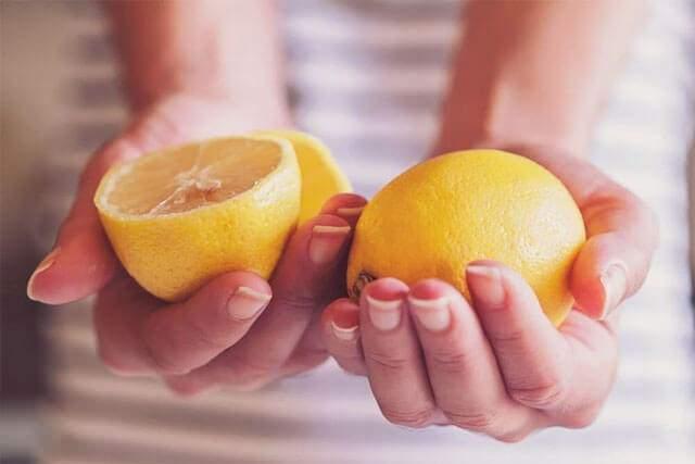 <p><strong>4- Turunçgiller</strong>:</p>
<p> </p>
<p>Limon, portakal ve greyfurt gibi turunçgiller, <strong>yüksek asit</strong> içerikleri ve diüretik etkileri ile gece boyunca sık tuvalet ihtiyacına yol açarak uykunun kesilmesine sebep olabilir. Bu da onları, gece uykusunu tehdit eden yiyecekler listesine ekler.</p>