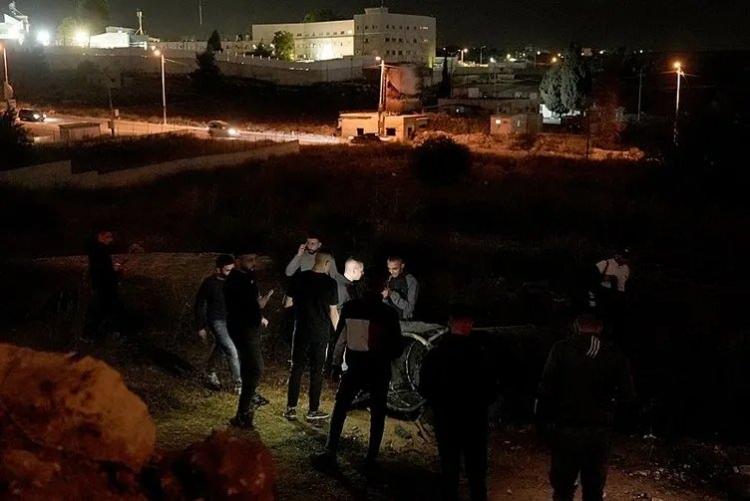 <p>Bir diğer yandan ABD yayın organı Axios, İsrail'in dün gece İran'ın düzenlediği füze saldırısına vereceği yanıtın detaylarını paylaştı. Axios haber sitesinin ismi açıklanmayan İsrailli yetkililere dayandırdığı haberine göre, İsrail'in muhtemel hedefleri, İran'daki petrol tesisleri olacak.</p>

<p> </p>
