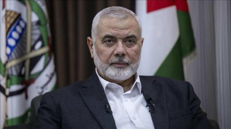 <p>Hamas lideri İsmail Heniyye'ye Tahran'da düzenlenen suikast sonrası ABD, Avrupa ve bazı diğer ülkelerin Gazze'de ateşkes sağlanana kadar İran'a tansiyonu yükseltmekten kaçınmaları talebinde bulunduklarını ve bu nedenle karşılık vermekten geri durdukları zor bir dönemi geride bıraktıklarını dile getiren Bakıri, İsrail'in bu dönemde de ABD'nin desteği ve yeşil ışık yakmasıyla cinayetlerini; özellikle Hizbullah lideri Hasan Nasrallah ile Devrim Muhafızları Ordusunun Kudüs Gücü Komutan Yardımcısı Tuğgeneral Abbas Nilfuruşan'ın öldürülmesi başta olmak üzere Lübnan halkına yönelik saldırılarını arttırdığını belirtti.</p>
<p> </p>