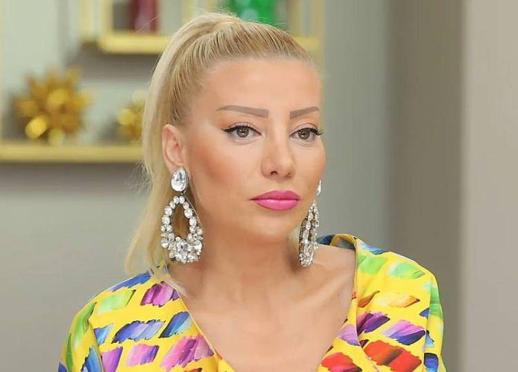 <p><span style="color:#000000"><strong>Moda programlarında sık sık jüri üyesi olarak karşımıza çıkan ve pek çok ünlü ismin sahne kostümlerine imza atan ünlü modacı Gülşah Saraçoğlu, dört yılı aşkın süredir yaşadığı tehdit ve siber zorbalığı ilk kez anlattı.</strong></span></p>
