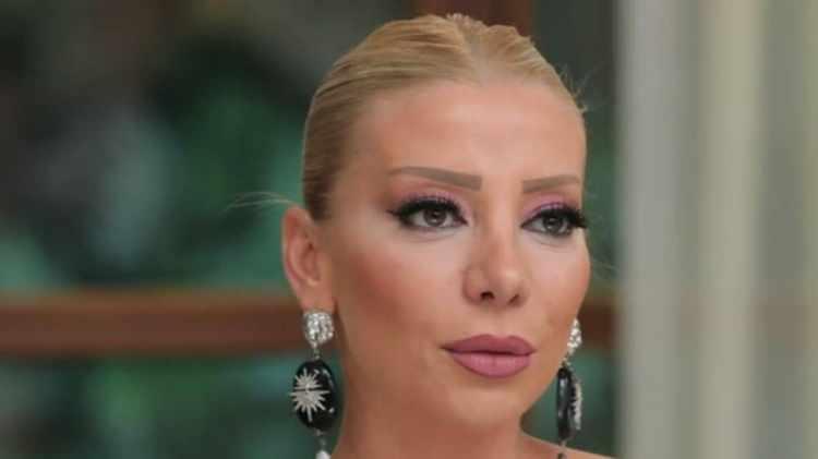 <p><span style="color:#000000"><strong>Kıbrıs'ta konakladığı otelde adım adım takip edildiğini aktaran ünlü isim, ''Ruh hastası kanı bozuk bir manyakla uğraşıyorum'' sözleriyle isyan etti.</strong></span></p>