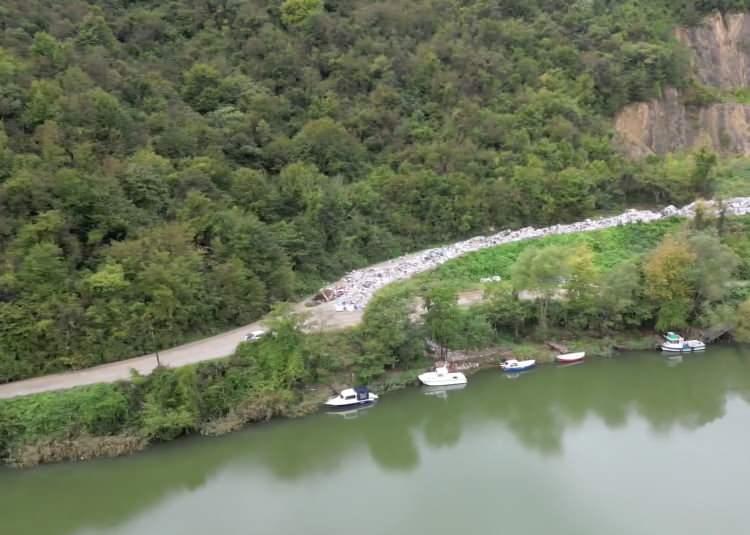 <p>&Ccedil;evre, Şehircilik ve İklim Değişikliği İl M&uuml;d&uuml;rl&uuml;ğ&uuml;, g&uuml;nl&uuml;k yaklaşık 150 ton &ccedil;&ouml;p&uuml;n taşındığı alanda vatandaşlardan gelen şikayetler &uuml;zerine inceleme başlattı.&nbsp;</p>
