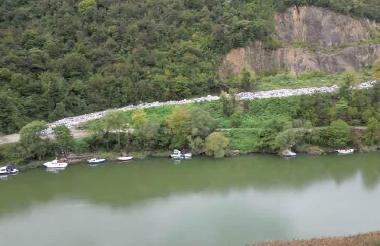 <p>&Ccedil;&ouml;plerin iş makinesi yardımıyla kenar b&ouml;lgelere alınarak yolun a&ccedil;ılmaya &ccedil;alışıldığı b&ouml;lgedeki kirlilik havadan da g&ouml;r&uuml;nt&uuml;lendi.</p>

<p>&nbsp;</p>
