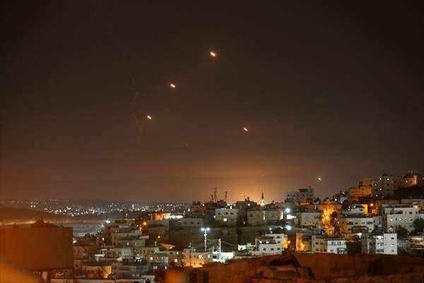 <p><span style="color:#B22222"><strong>TEL AVIV'DE SIREN SESLERi: İRAN'DAN İSRAiL'E 200'DEN FAZLA FÜZE</strong></span></p>

