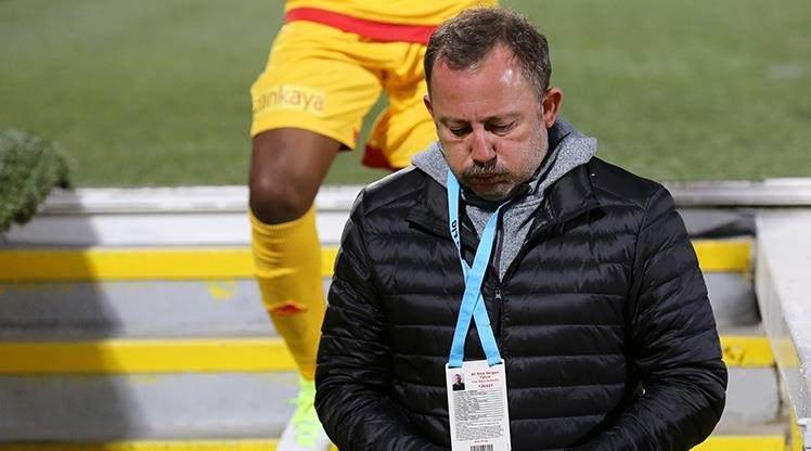<p>Deneyimli isimler Hikmet Karaman, Mesut Bakkal, Bülent Uygun, Sergen Yalçın ve Samet Aybaba ile de uzun süre çalışamayan Kayserispor, ligde en çok teknik direktör değiştiren kulüpler arasına girdi.</p>