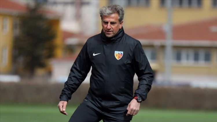 <p>Kayserispor'da bir sezonda en fazla 2020-2021'de değişti. O sezon 5 teknik direktör değiştiren sarı-kırmızılılar, Bayram Bektaş'la başlayan sezonda Dan Petrescu, Uğur Kulaksız, Hamza Hamzaoğlu ve Yalçın Koşukavakla çalıştı.</p>