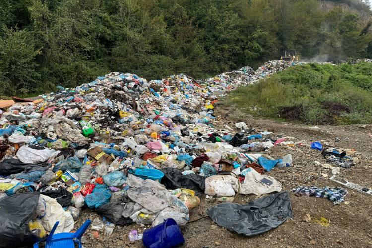 <p>Bartın'ın İnkumu tatil beldesinde ulaşımın sağlandığı yolda oluşan çöp yığınları tepki çekti.</p>

<p> </p>
