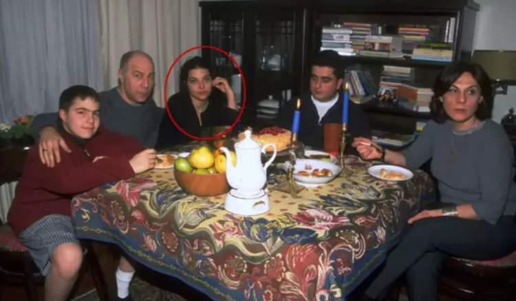 <p><span style="color:#800000"><strong>KIZINI KAYBETMENİN ACISIYLA SARSILDI!</strong></span></p>

<p>Sanat&ccedil;ı <strong>Mazhar Alanson </strong>ge&ccedil;tiğimiz g&uuml;nlerde, eski eşi <strong>Hale Alanson</strong>'dan d&uuml;nyaya gelen <strong>50 </strong>yaşındaki kızı <strong>Eda Alanson</strong>'u kaybetti.</p>
