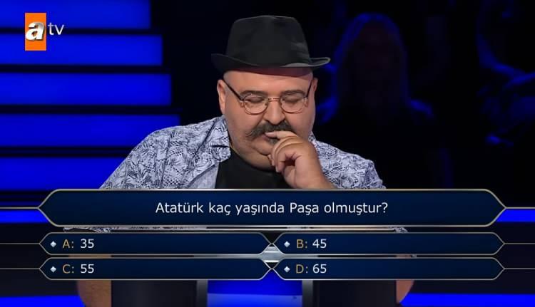 <p>Mehmet Er, soruyu cevapladıktan sonra merhum annesini anmak istedi. Annesinden bahseden yarışmacı gözyaşlarına hakim olamadı.</p>
