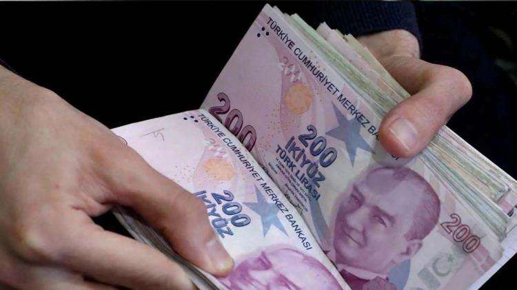 <p>Bu durum SSK ve BAĞ-KUR emeklilerini ilgilendiriyor. Onların da aslında bir emeklilik dilekçesini verdiğimiz tarih bir maaşı belirlemede kriter olmaması gerekir. Ama uzun yıllardır sistemimizde o dilekçe talep tarihi de kriter olarak belirleniyor. 2024 yılında emeklilik hakkını kazanmış birisi, 2024 yılında emekli olmadığı, emekliliğini 2025 yılına bıraktığı takdirde emekli aylığında %30 ila %35 arasında değişen bir düşüşe neden oluyor.</p>