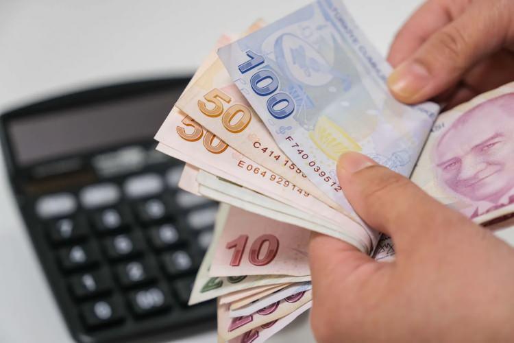 <p>Bunun en önemli nedeni de 2024 Ocak ayında SSK ve Bağkur emeklilerine normalde bir önceki ay gerçekleşen TÜFE oranında artış veriliyor. O oran Ocak'ta %37,57 idi. Refah payıyla birlikte %49,25'lik bir artış verildi. Bu 30 ile 35 oranındakinin neredeyse yarısı yani 15-16 puanlık fark buradan kaynaklanıyor.</p>