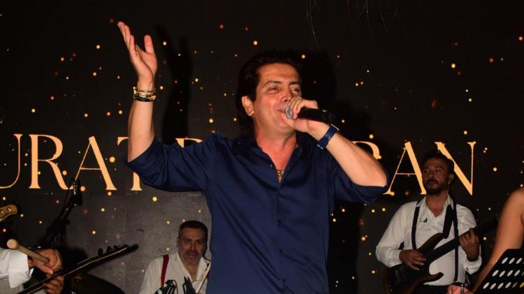 <p><span style="color:#800080"><strong>MURAT BAŞARAN'IN <em>'BAŞARI'</em> MUTLULUĞU</strong></span></p>
<p>Seyircinin isteği üzerine şarkıyı <strong>3 kez</strong> seslendiren Başaran, <em>"Şarkımız<strong> 6 </strong>günde <strong>1 milyona</strong> yaklaştı. Eski şarkıları coverlayınca hakkını vermek lazım. Yorumları okuyunca gerçekten gurur duyuyorum. Bir iş yapacaksan tam yapacaksın…"</em> dedi.</p>