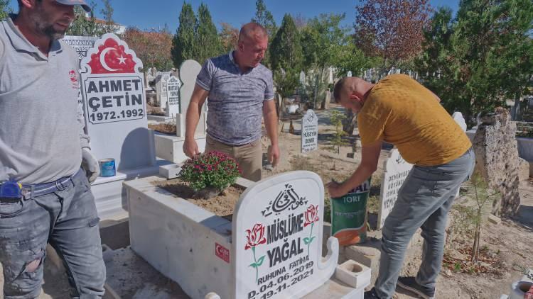 <p><span style="color:#B22222"><strong>MEZAR TAŞLARI YENİLENDİ</strong></span></p>