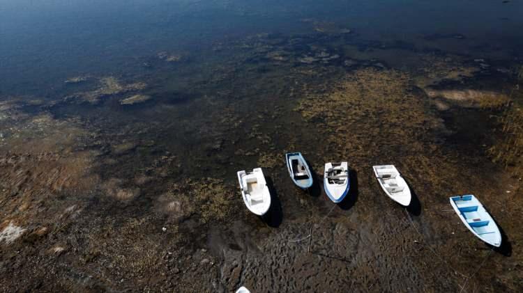 <p>Sakarya ile Kocaeli'nin içme suyu ihtiyacını karşılayan Sapanca Gölü'nde yaşanan kayıp ile iskeleler susuz kalırken göl içerisindeki kayıklar ise tamamen karaya oturdu.</p>