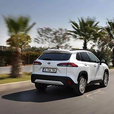<p><span style="color:#B22222"><strong>Corolla Cross HYBRID Bambaşka Bir Boyutta</strong></span></p>
<p> </p>
<p>190.000 TL'ye varan indirim ve 200.000 TL'ye 12 ay %1,99 faiz avantajıyla</p>
<p>Hibrit teknolojisiyle düşük yakıt tüketimi sağlayan Corolla Cross Hybrid, çıktığınız her yolda yepyeni bir deneyim yaşatacak.</p>
<p>Tüm versiyonlarda standart olarak sunulan Toyota Safety Sense 3 Akıllı Güvenlik Sistemi ile güvenlik bizden konforuna alışmak sizden.</p>