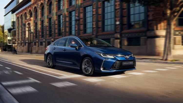 <p><span style="color:#B22222"><strong>COROLLA FİYAT LİSTESİ 2024</strong></span></p>

<p> </p>

<p>1.5 Vision Plus Multidrive S 1.590.000 TL 1.390.000 TL<br />
1.5 Dream Multidrive S 1.655.000 TL 1.590.000 TL<br />
1.5 Dream X-Pack Multidrive S 1.739.000 TL 1.674.000 TL<br />
1.5 Flame X-Pack Multidrive S 1.852.500 TL 1.787.500 TL<br />
1.5 Passion X-Pack Multidrive S 1.976.000 TL 1.911.000 TL</p>

