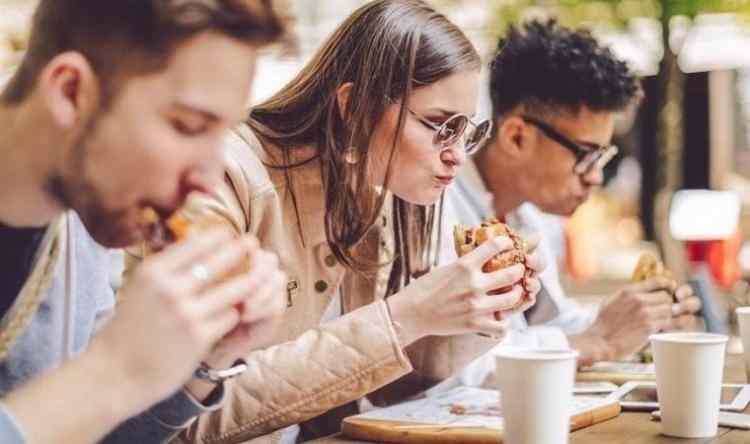 Yemek yerken bu hataları yapanlar yandı! Dünyada başlıca ölüm nedeni