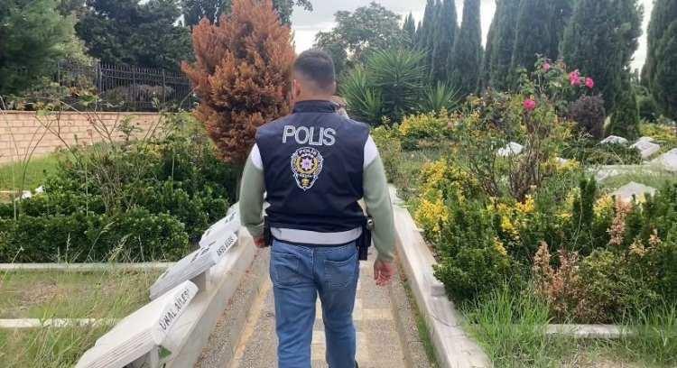 <p><span style="color:#B22222"><strong>Polis mezarlıkta nöbette</strong></span></p>
<p> </p>