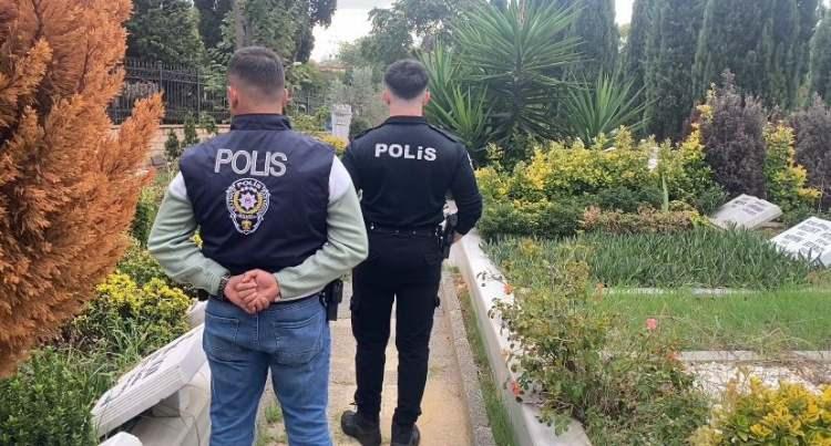 <p>Öte yandan, polis ekiplerinin açılmasına karar verilen Cem Garipoğlu’nun kabrinin bulunduğu Karacaahmet Mezarlığı’nda güvenliği sağlamak amacıyla nöbet tuttuğu görüldü.</p>
<p> </p>
