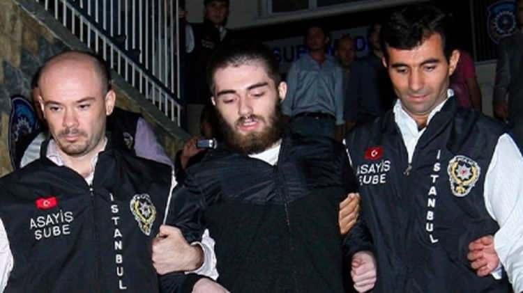 <p>Talebi kabul eden Silivri Cumhuriyet Başsavcılığı, Cem Garipoğlu’nun mezarının açılması için Anadolu Cumhuriyet Başsavcılığı’na talimat yazdı.</p>
<p> </p>
<p>Savcılık, Üsküdar'da bulunan Karacaahmet mezarlığındaki kabrin 3 Ekim Perşembe günü saat 11.00'de açılmasına karar verdi.</p>
<p>Garipoğlu’nun cesedinden alınacak kemik örnekleri ile kimlik eşleşmesi yapılacak.</p>