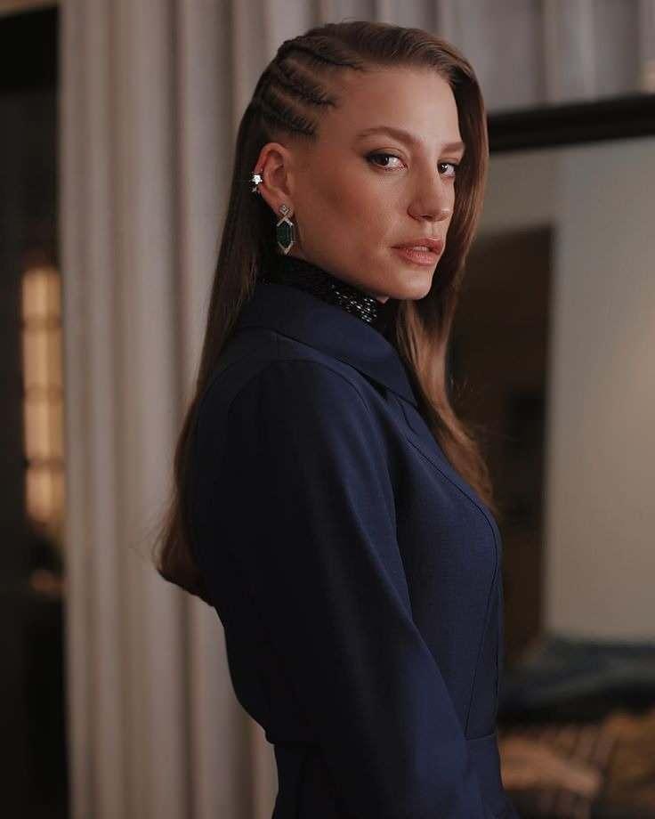 <p><span style="color:#800000"><strong>Ünlü oyuncu Serenay Sarıkaya, evinin kapılarını ilk kez bir dergi çekimi açarak kameralara poz verdi. Sarıkaya'nın bu özel fotoğraf çekimi, hayranları tarafından büyük ilgi görürken evinin çeşitli yerlerinde bulunan ayna detayları dikkatlerden kaçmadı.</strong></span></p>