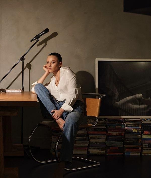 <p>Sarıkaya, kanepenin <span style="color:#800000"><em><strong>“imza parçası”</strong></em></span> olduğunu söyledi: <strong><span style="color:#000080">“Evi düşünmeye başladığımda aklıma ilk gelen şey, dev bir leopar kanepe oldu. Nedenini bilmiyorum ama bu fikre takıntılıydım. Her şeyin sade olmasını istiyordum ve sadece bu kanepe benim imza parçam olacaktı. </span></strong></p>