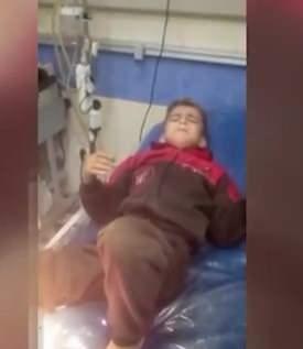 <p>İsrail'in düzenlediği hava saldırılarında yaralanan bir çocuk, hastanede anestezi imkanları bulunmadığı için ameliyat sırasında Kuran-ı Kerim okuyarak acısını atlatmaya çalıştı.</p>

<p> </p>
