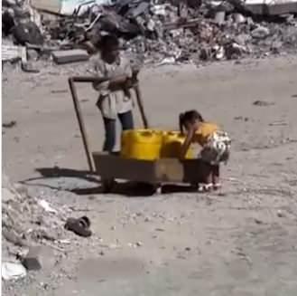 <p>Saatlerce su arayan küçük kızlar boylarından büyük suları güçlükle taşımaya çalıştı. </p>

