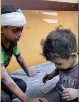 <p>Gazze'de evine bombalar yağan Filistinli çocuk, korkudan şoka girdi.</p>