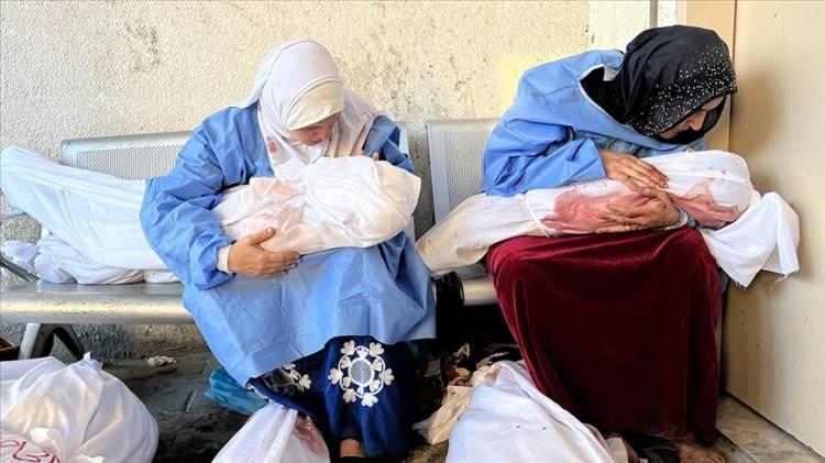 <p>Vahşetin devam ettiği bölgede her saat 4 çocuk hayatını kaybediyor. Bombalardan kurtulan çocuklar ise açlığın pençesinde.</p>