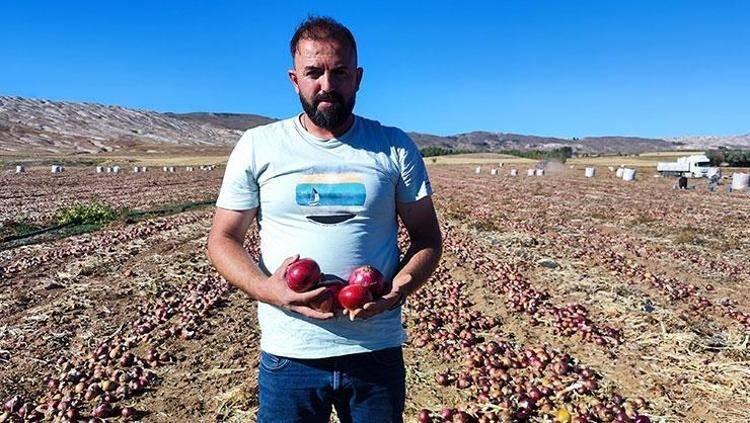 <p>Sivas'ın Şarkışla ilçesinde hasadı yapılan Çorum moru soğan Dubai'de yemeklere lezzet katıyor.</p>