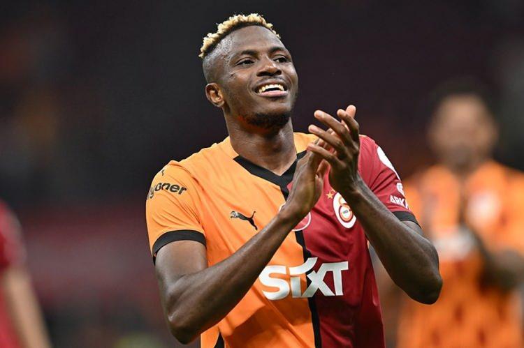 <p>Osimhen'in -25 milyon euroluk değer kaybı sosyal medyanın gündemine oturdu. <br />
<br />
Galatasaraylı taraftarlar bu gelişme sonrası X platformunda açıklanan değerlere tepki gösterdi.</p>